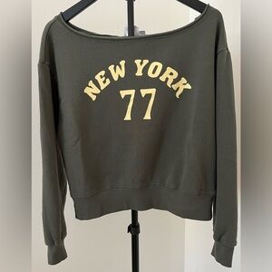 🗽 DOE New York 77 Sweatshirt M | Cropped Olive Green Pullover | Chic Streetwear
